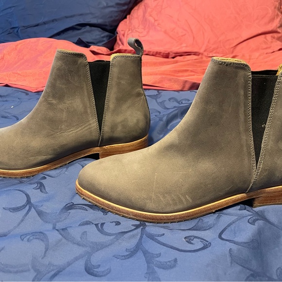 Nisolo everyday Chelsea boot. Gray, size 8 - Picture 2 of 6